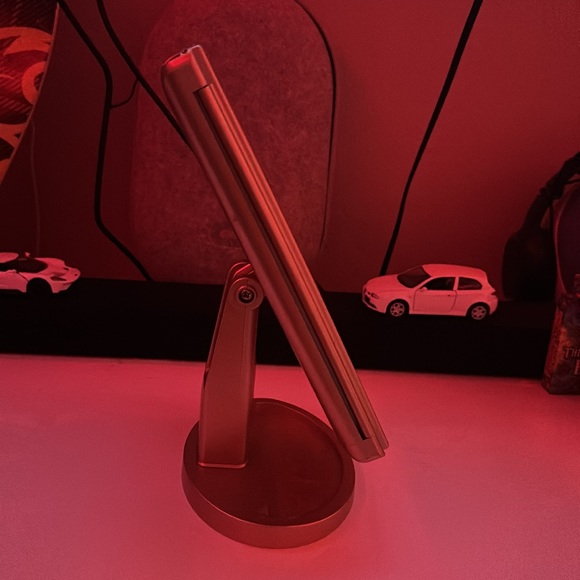 Batterie or plug in makeup mirror! - Picture 2 of 7